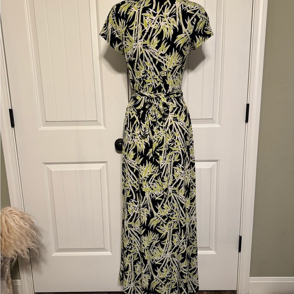 MICHAEL KORS Black and Yellow Floral Short Sleeves V Neck Wrap Dress Hi Low Hem - Picture 7 of 10
